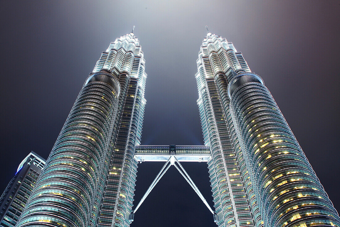 Blick auf die Petronas Türme in der Nacht, 452 Metern Hoch, Architekt César Antonio Pelli, Kuala Lumpur, Malaysia, Asien