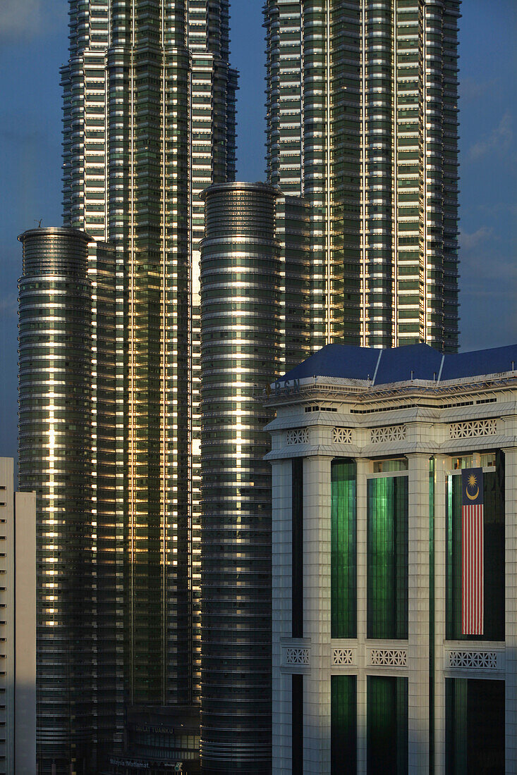 Blick auf die Petronas Türme mit BSN Turm, Malaysia, Asien