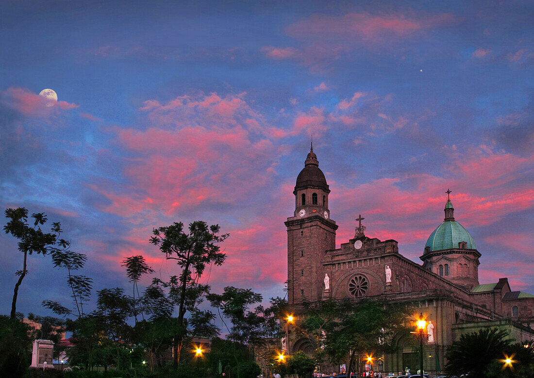 Blick auf eine Kathedrale am Abend