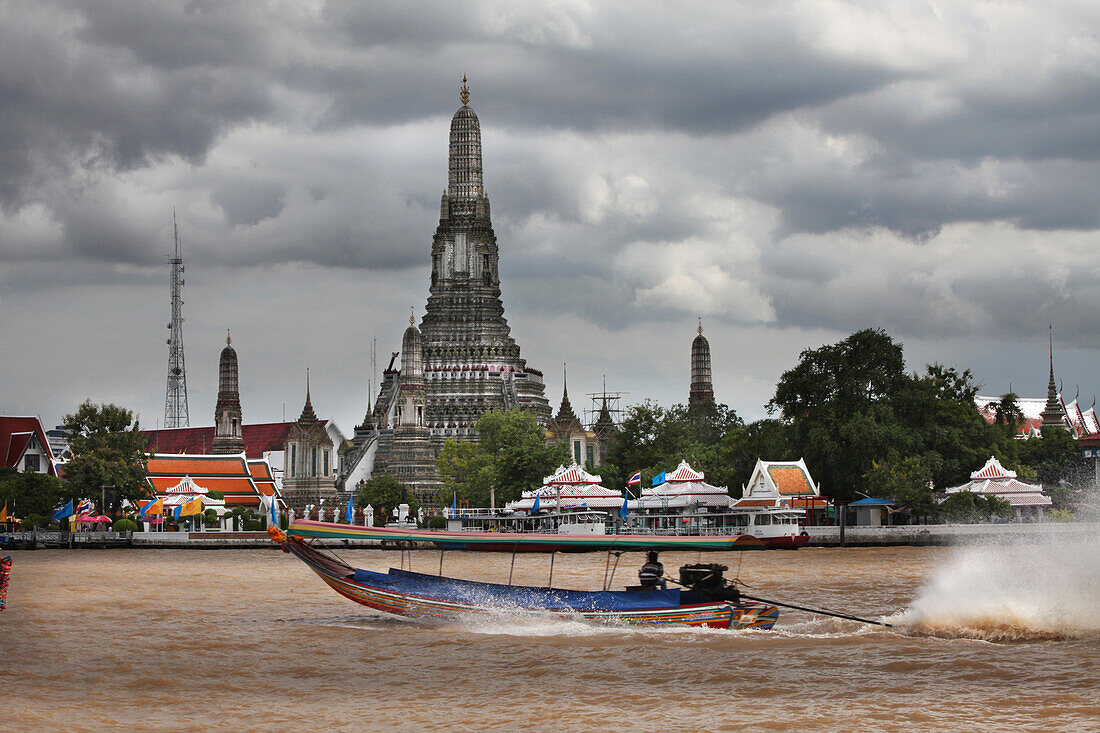 Wassertaxi mit Wat Arun, Chao Phraya, Bang Khen, Nordbangkok, Wat Arun, Bangkok, Thailand, Asien