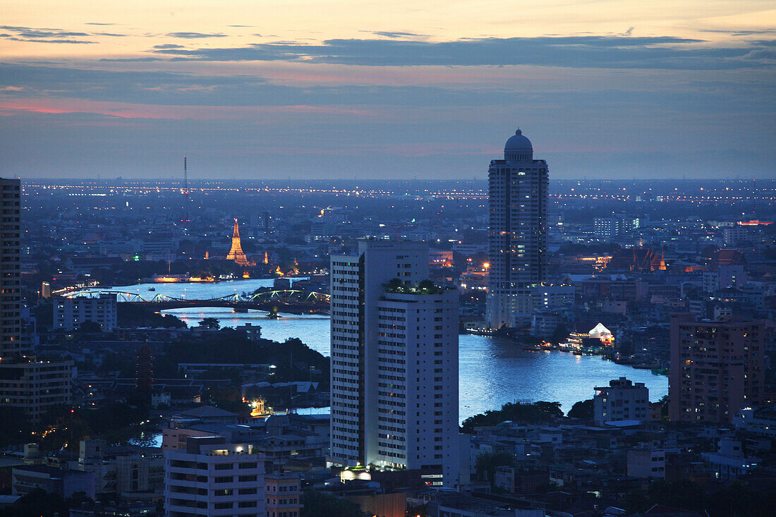Blick auf Süd Sathon am Abend, Bangkok, Thailand, Asien