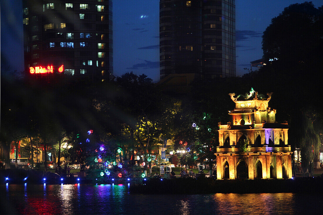 See Hoam Kiem mit Palast Thap Rua am Abend, Hanoi, Vietnam, Asien