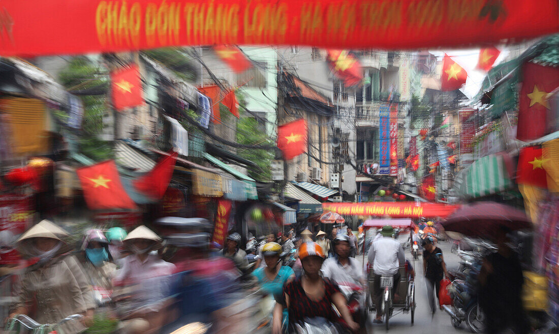 Verkehr an Straße in Hanoi, Hanoi, Vietnam, Asien