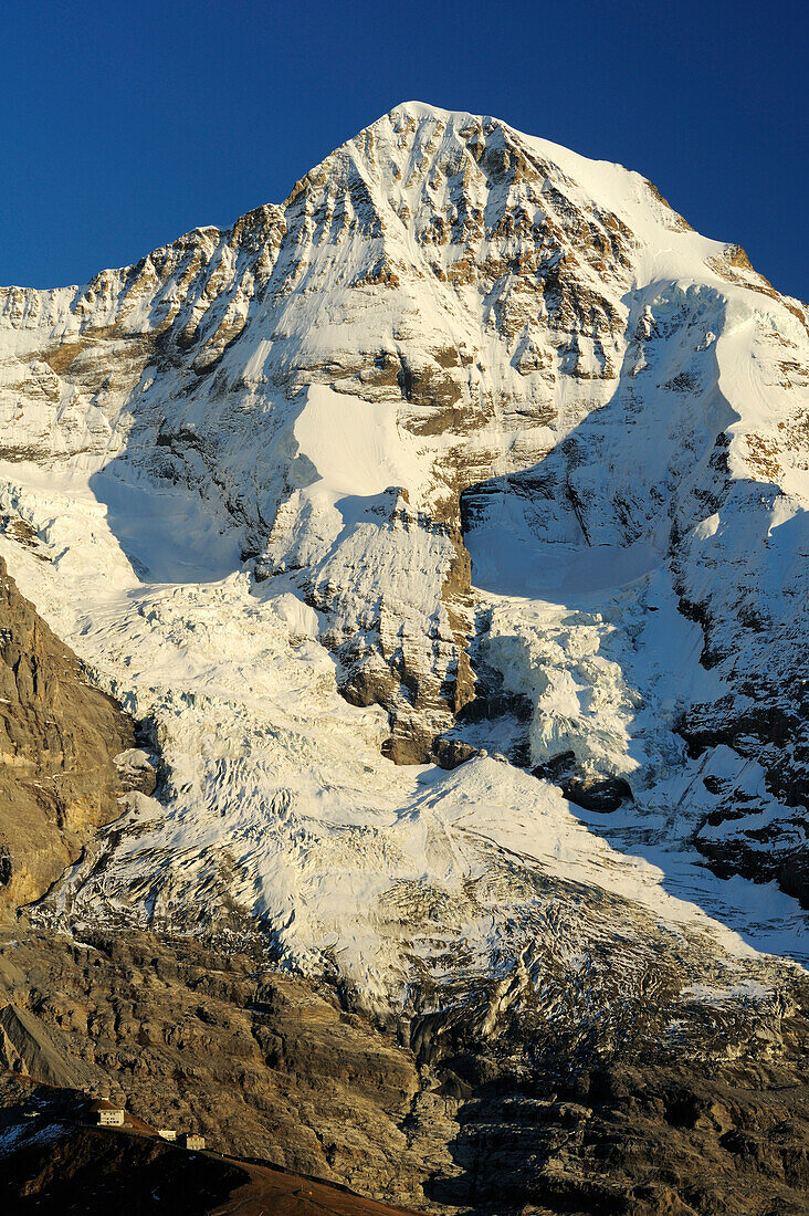 Verschneiter Mönch unter blauem Himmel, Kleine Scheidegg, Grindelwald, UNESCO Welterbe Schweizer Alpen Jungfrau - Aletsch, Berner Oberland, Bern, Schweiz, Europa