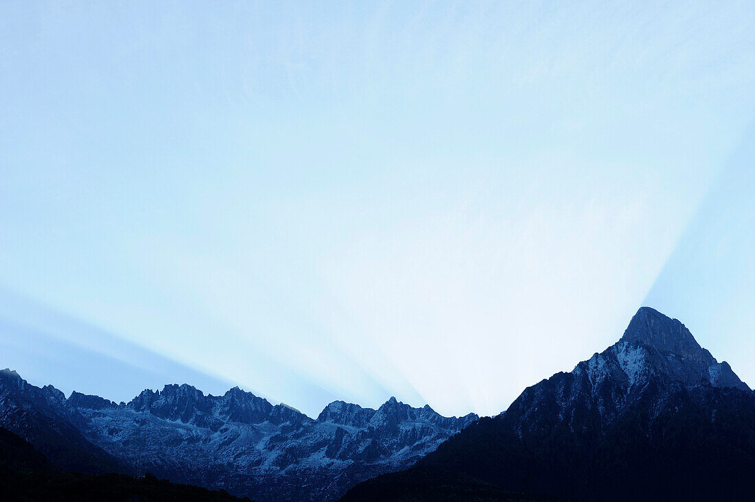 Sonnenstrahlen am Piz Badile, Val Camonica, UNESCO Weltkulturerbe Val Camonica, Lombardei, Italien, Europa