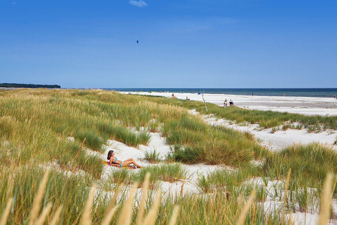 Frau, 40 Jahre alt, sonnt sich in den Dünen am Sandstrand, Dueodde, Bornholm, Dänemark, Europa