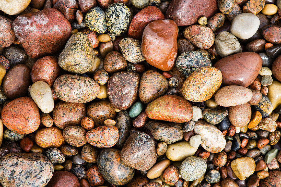 Bunte Steine am Strand von Hasle, Bornholm, Dänemark, Europa