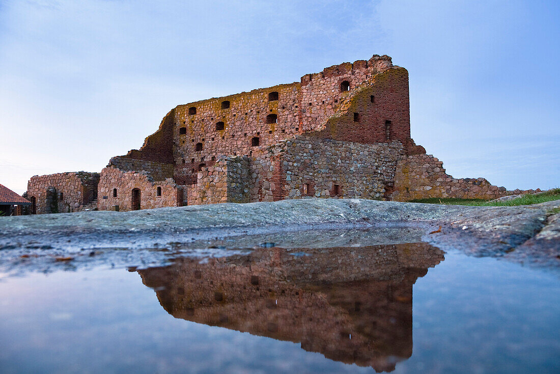 Ruinen der Burg Hammershus in der Abenddämmerung, Bornholm, Dänemark, Europa