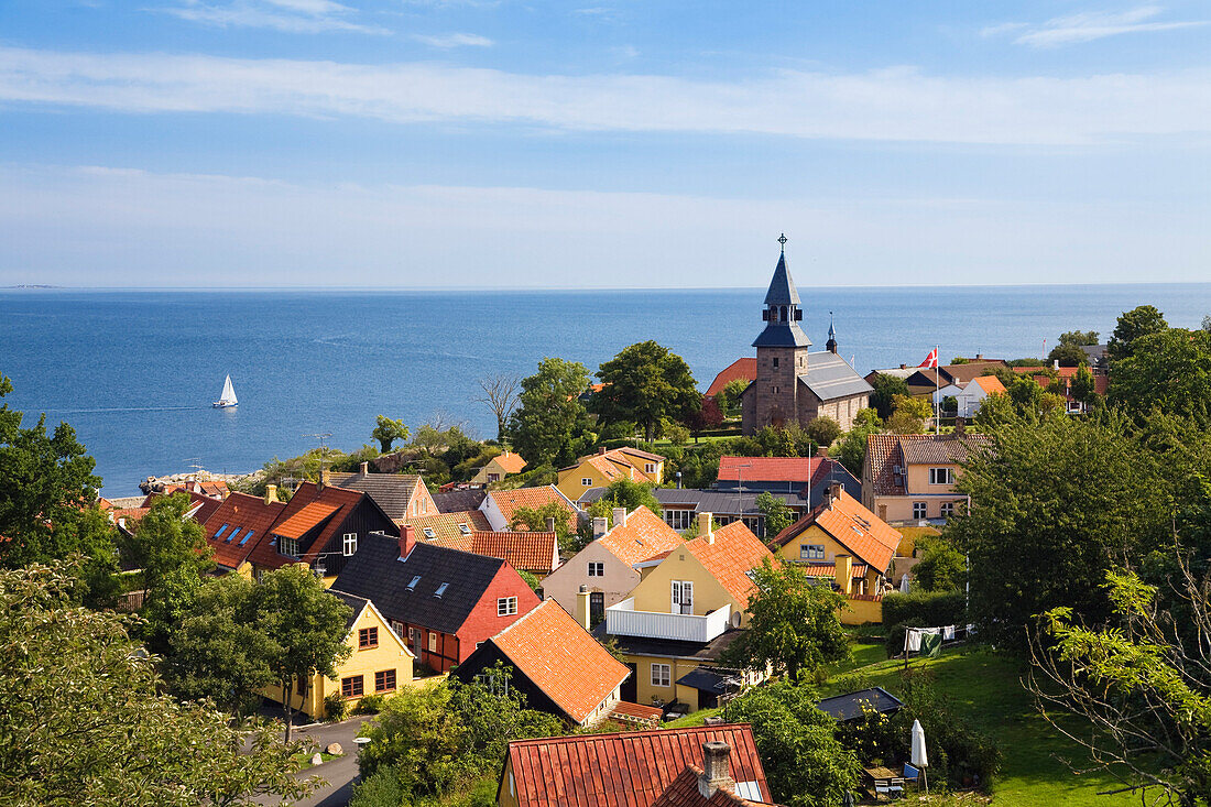 Das Dorf Gudhjem an der Ostküste, Bornholm, Dänemark, Europa