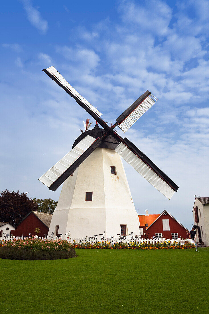 Windmühle unter Wolkenhimmel, Aarsdale, Bornholm, Dänemark, Europa