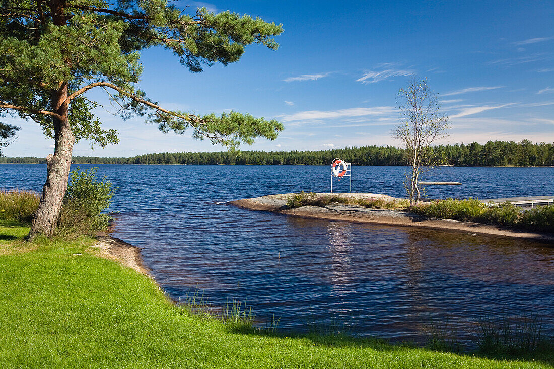 Der schwedische Boasjön See unter blauem Himmel, Smaland, Süd Schweden, Skandinavien, Europa