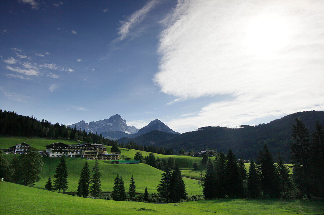 Blick auf Neuberg mit Dachsteinmassiv, Filzmoos, Salzburg, Österreich