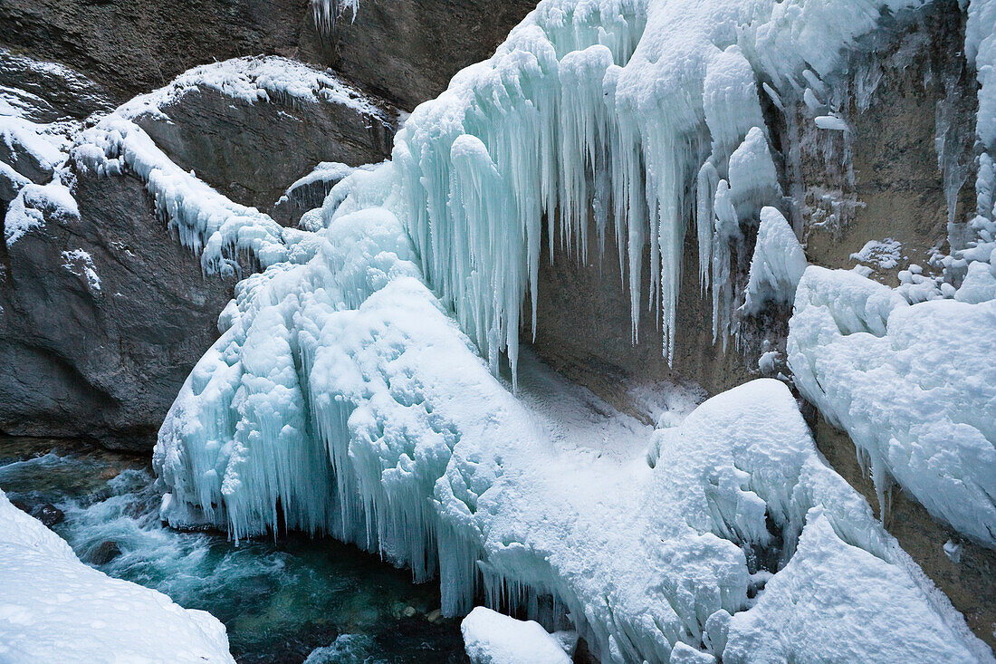 Eiszapfen in der Partnachklamm bei Garmisch-Partenkirchen, Werdenfelser Land, Oberbayern, Deutschland, Europa