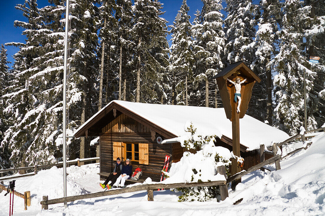 Schihütte am Hörnle im Sonnenlicht, Ammergauer Alpen, Oberbayern, Deutschland, Europa