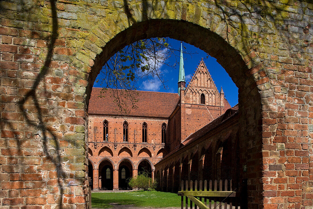 Blick durch ein Tor auf Kloster Chorin, eine ehemalige Zisterzienserabtei, Chorin, Uckermark, Brandenburg, Deutschland, Europa
