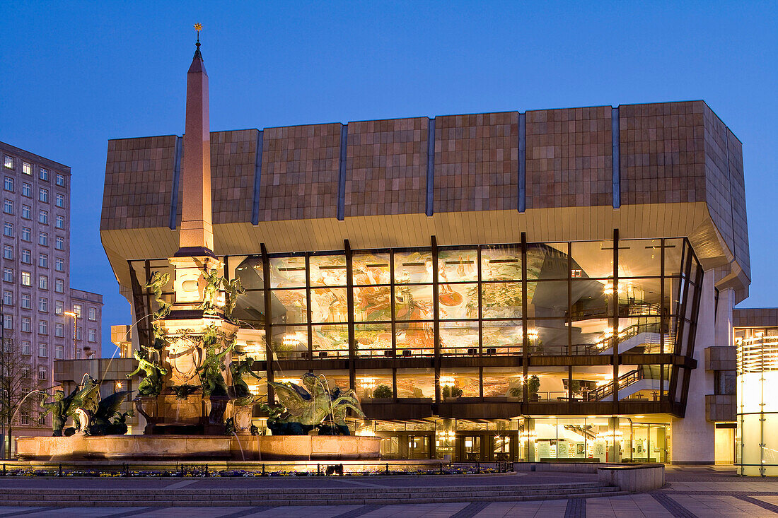 Augustusplatz mit dem neuen Gewandhaus und Mendebrunnen am Abend, Leipzig , Sachsen, Deutschland, Europa