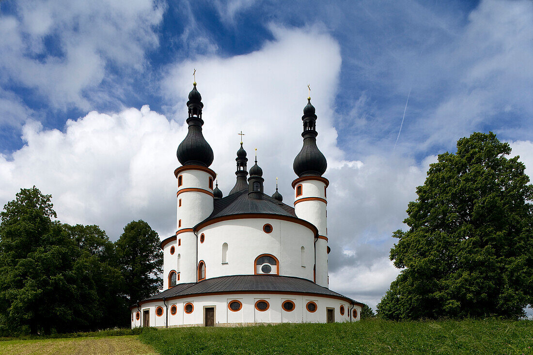 Dreifaltigkeitskirche Kappl unter Wolkenhimmel, Oberpfalz, Bayern, Deutschland, Europa