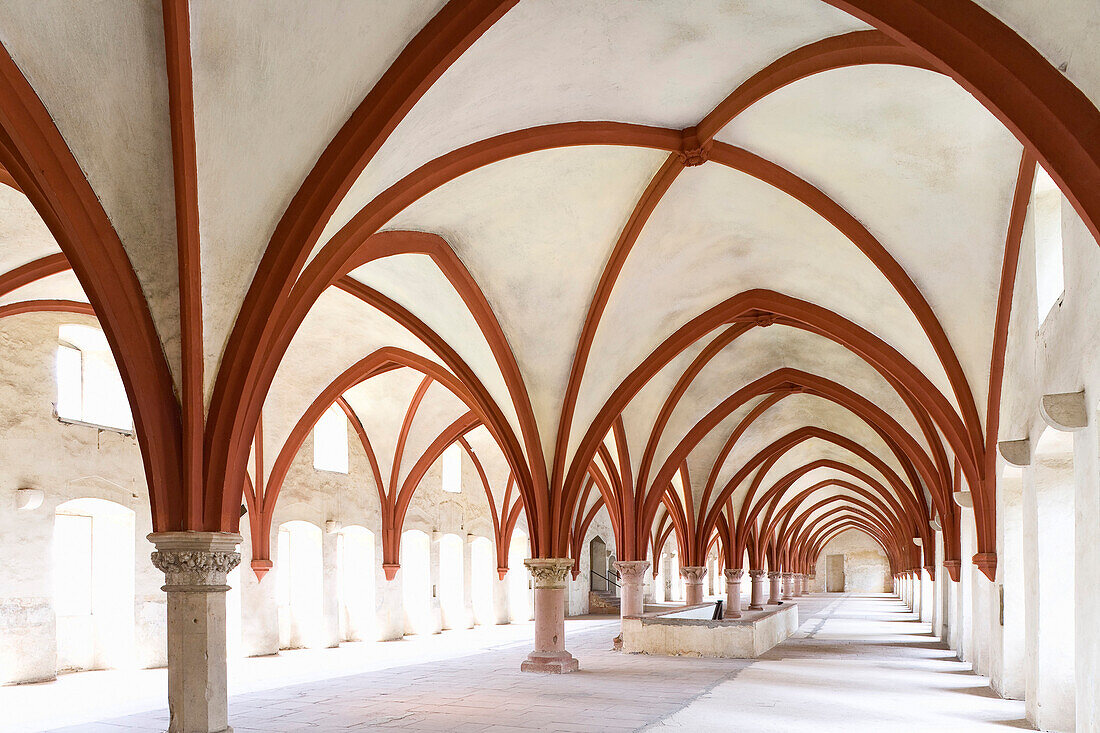 Mönchsdormitorium im Kloster Eberbach, einem ehemaligem Zisterzienserkloster in Eltville am Rhein, Rheingau, Hessen, Deutschland, Europa
