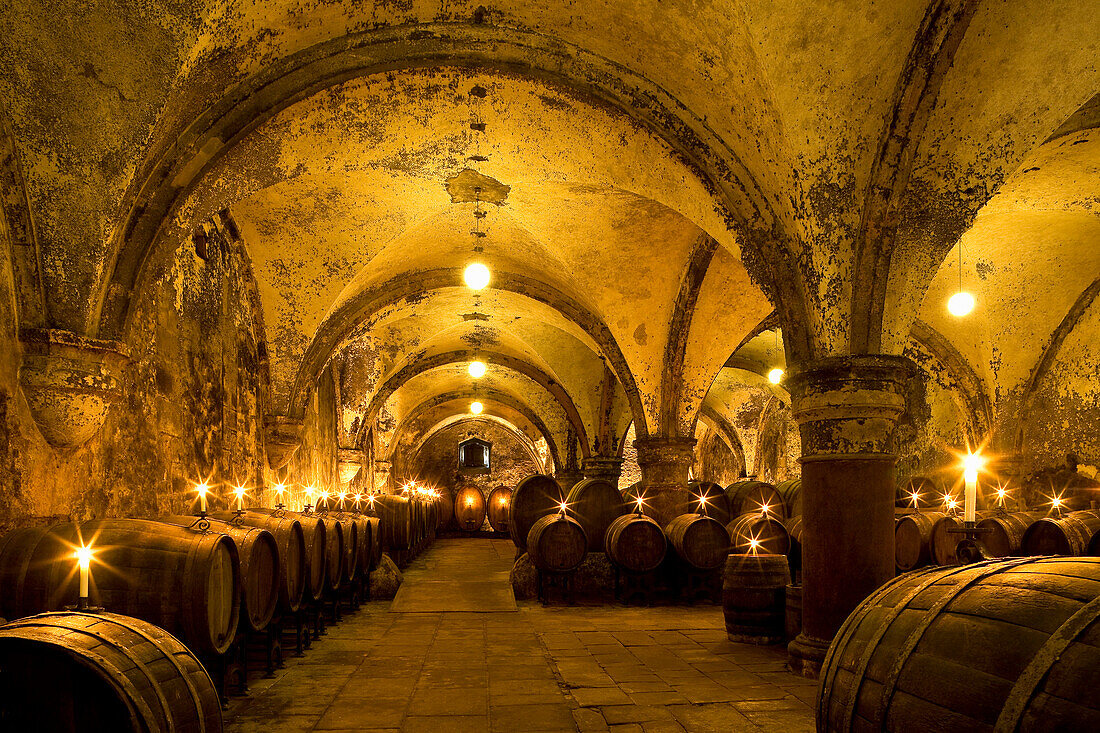 Fässer bei Kerzenlicht im Weinkeller im Kloster Eberbach, einem ehemaligen Zisterzienserkloster in Eltville am Rhein, Rheingau, Hessen, Deutschland, Europa