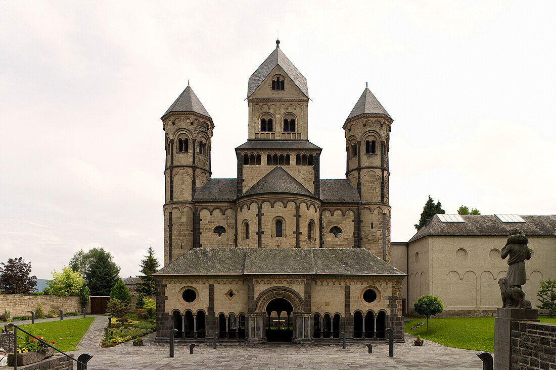 Blick auf Benediktinerkloster Maria Laach, Eifel, Rheinland-Pfalz, Deutschland, Europa