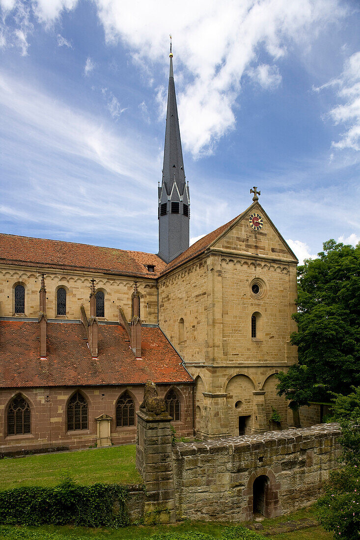 Klosterkirche unter Wolkenhimmel, Kloster Maulbronn, eine ehemalige Zisterzienserabtei, Baden-Württemberg, Deutschland, Europa