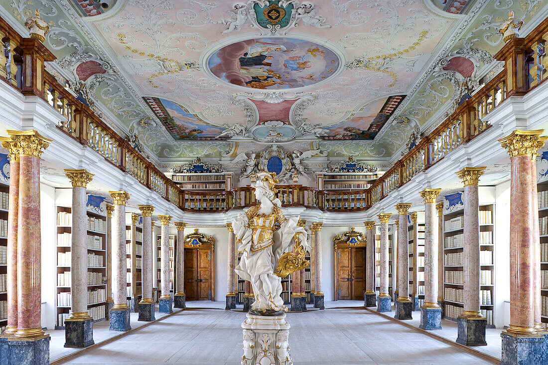 Innenansicht der alten Bibliothek der Benediktinerabtei Ottobeuren, Kloster Ottobeuren, Ottobeuren, Bayern, Deutschland, Europa