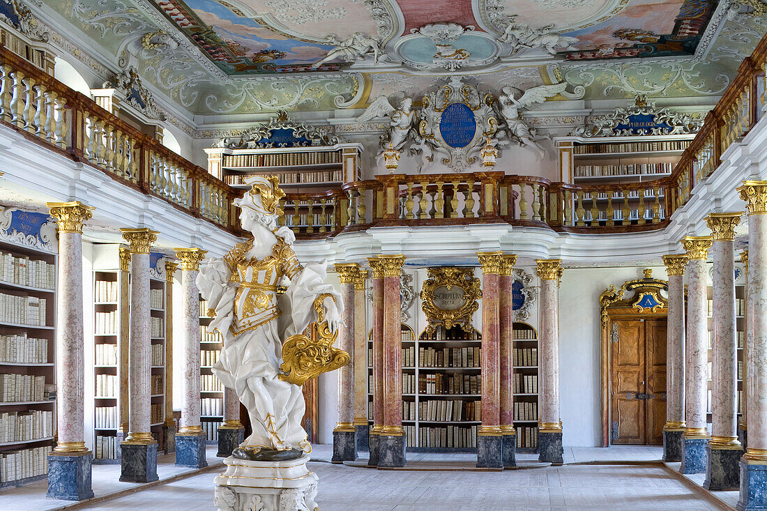 Statue in der alten Bibliothek der Benediktinerabtei Ottobeuren, Kloster Ottobeuren, Ottobeuren, Bayern, Deutschland, Europa