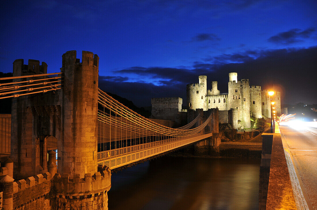 Conwy castle mit Hängebrücke bei Nacht, Conwy Suspension Bridge, Conwy, Nord-Wales, Wales, Großbritannien