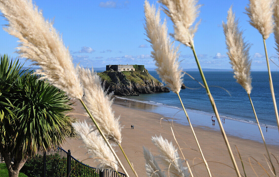 Blick über Strand auf St Catherine's Island mit Festung, Tenby, Pembrokeshire, Wales, Großbritannien