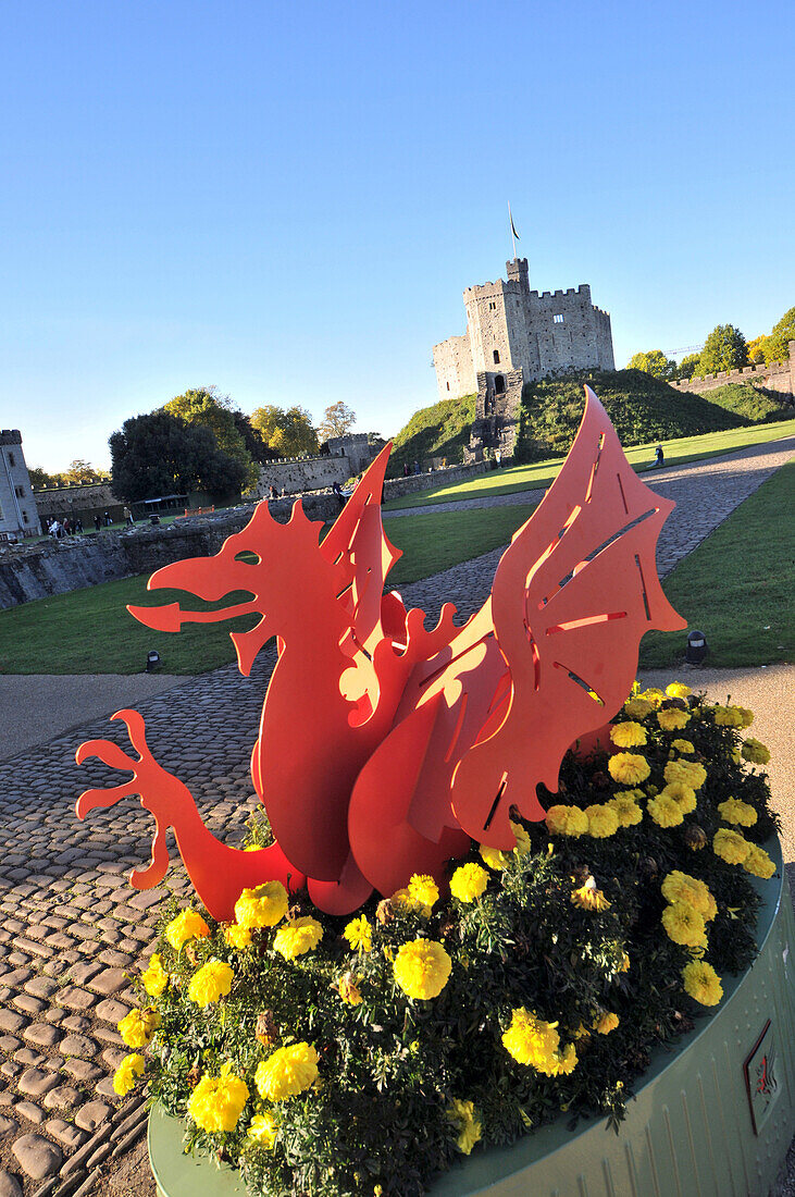 Nationalsymbol, Waliser Drache vor dem Schloß, Cardiff Castle, Cardiff, Wales, Großbritannien