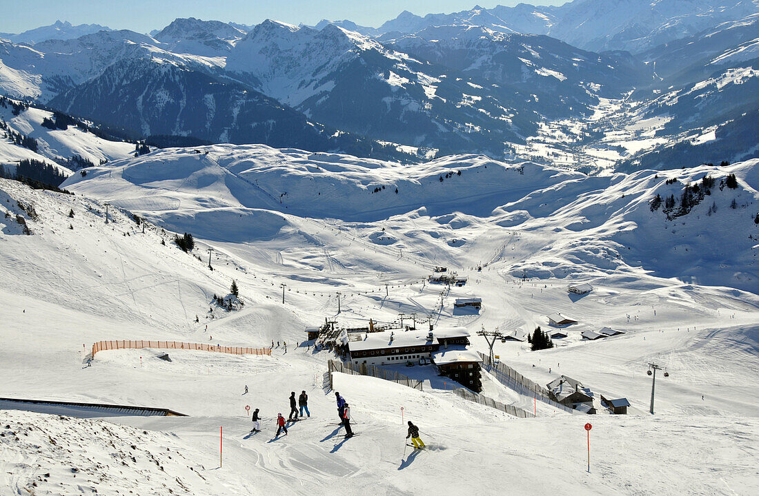 Skigebiet Kitzbüheler-Horn über Kitzbühel, Winter in Tirol, Österreich
