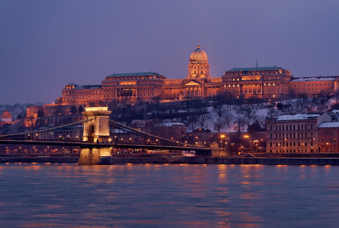 Kettenbrücke über Donau mit dem Blick auf  Budaer Burgpalast am Abend, Ingineur William Tierny Clark, Budapest, Ungarn