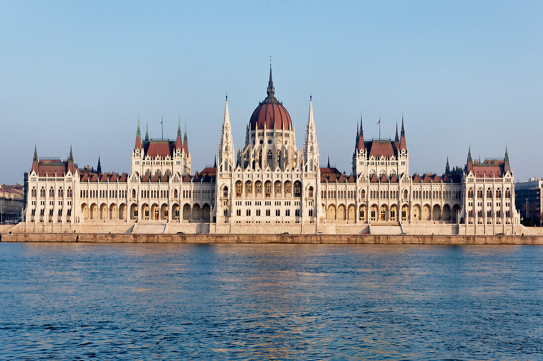Blick auf Parlament über Donau, Budapest, Ungarn