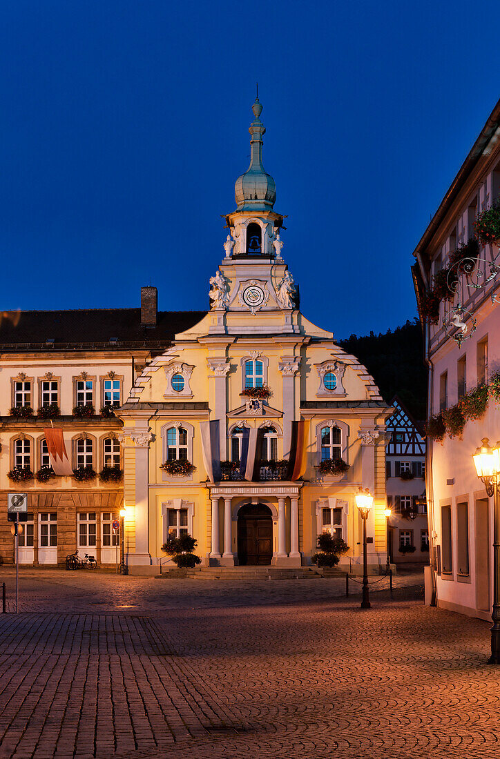 Town Hall on the market place in the evening, Kulmbach, Upper Franconia, Franconia, Bavaria, Germany