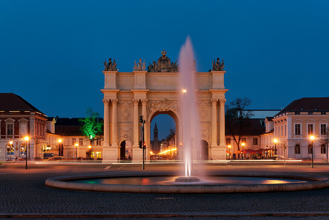 Luisenplatz, Brandenburger Tor, Baumeister Carl von Gontard und Georg Christian Unger, St. Peter und Paul Kirche, Potsdam, Land Brandenburg, Deutschland