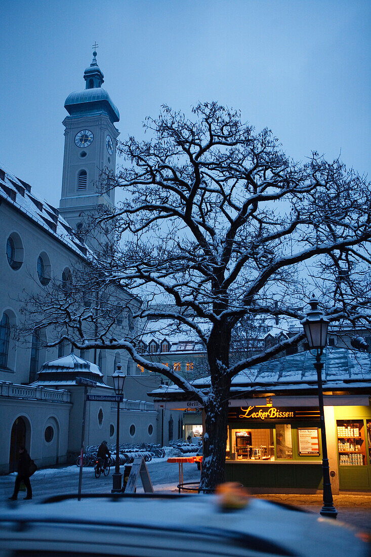 Viktualienmarkt mit Heilig-Geist-Kirche in der Abenddämmerung, München, Bayern, Deutschland