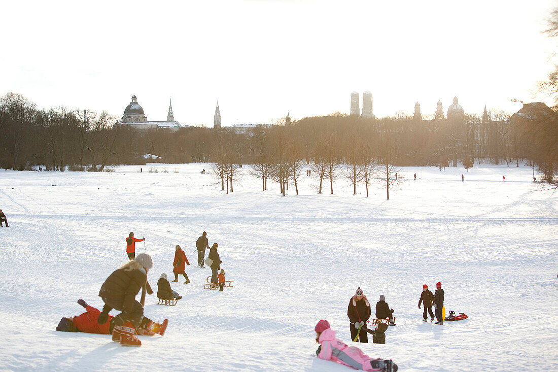Kinder spielen im Schnee, Englischer Garten, München, Bayern, Deutschland