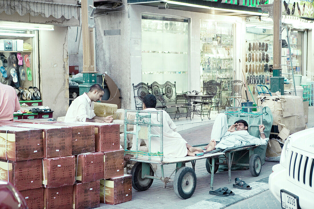 Ruhende Arbeiter auf orientalischem Basar, Dubai, Vereinigte Arabische Emirate