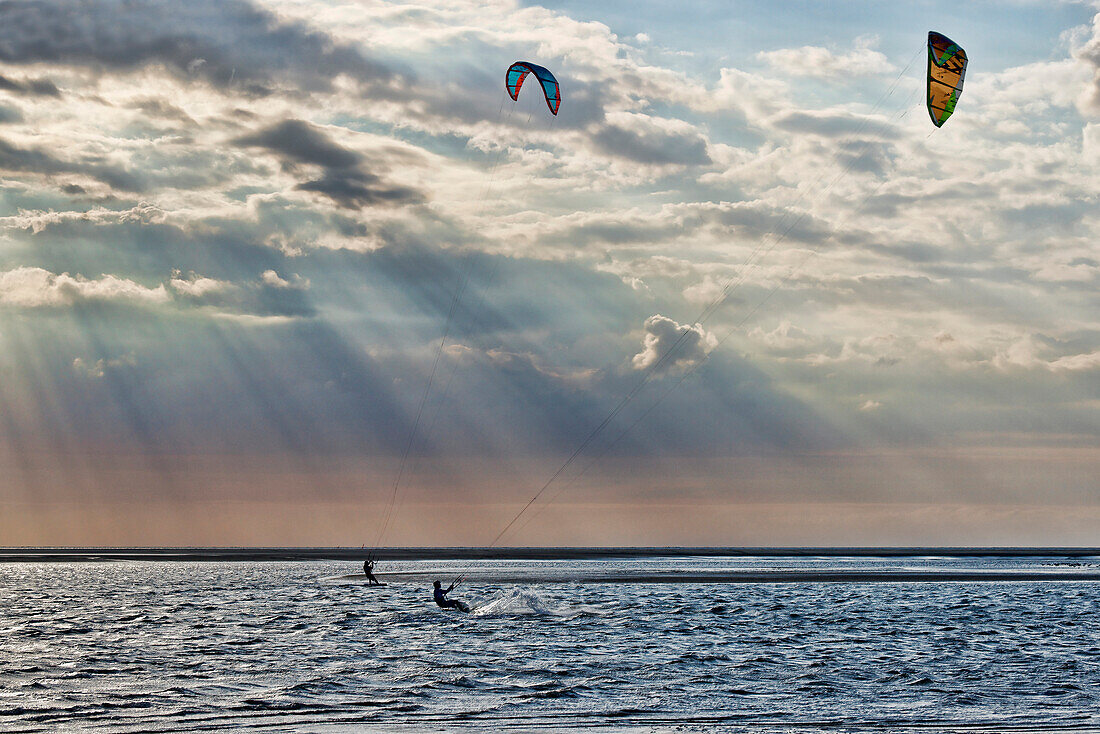 Kitesurfer auf der Nordsee, Nordseeheilbad Langeoog, Ostfriesland, Niedersachsen, Deutschland