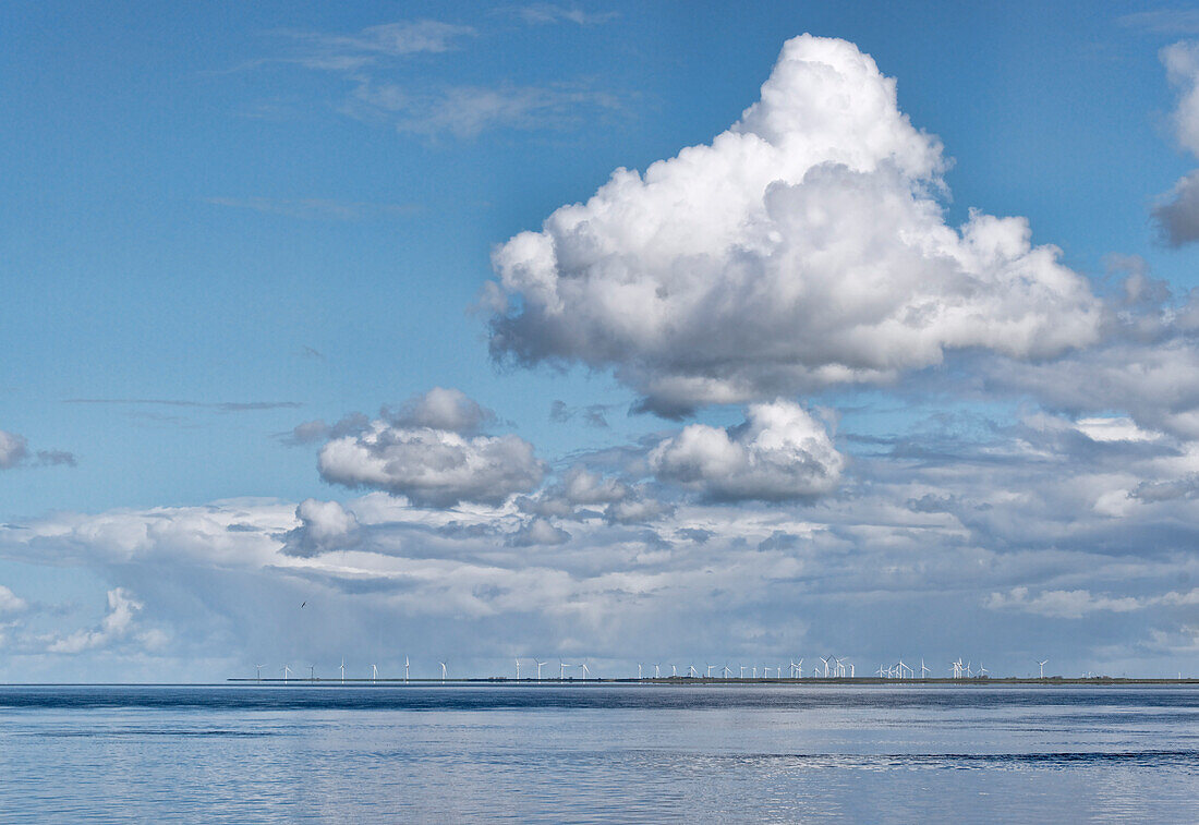 Blick auf die Nordsee, Windpark im Hintergrund, Dagebüll, Schleswig-Holstein, Deutschland