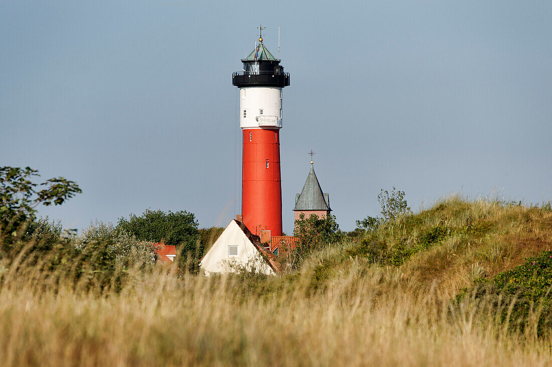 Alter Leuchtturm und Turm der Nikolai-Kirche, Nordseeheilbad Wangerooge, Ostfriesland, Niedersachsen, Deutschland