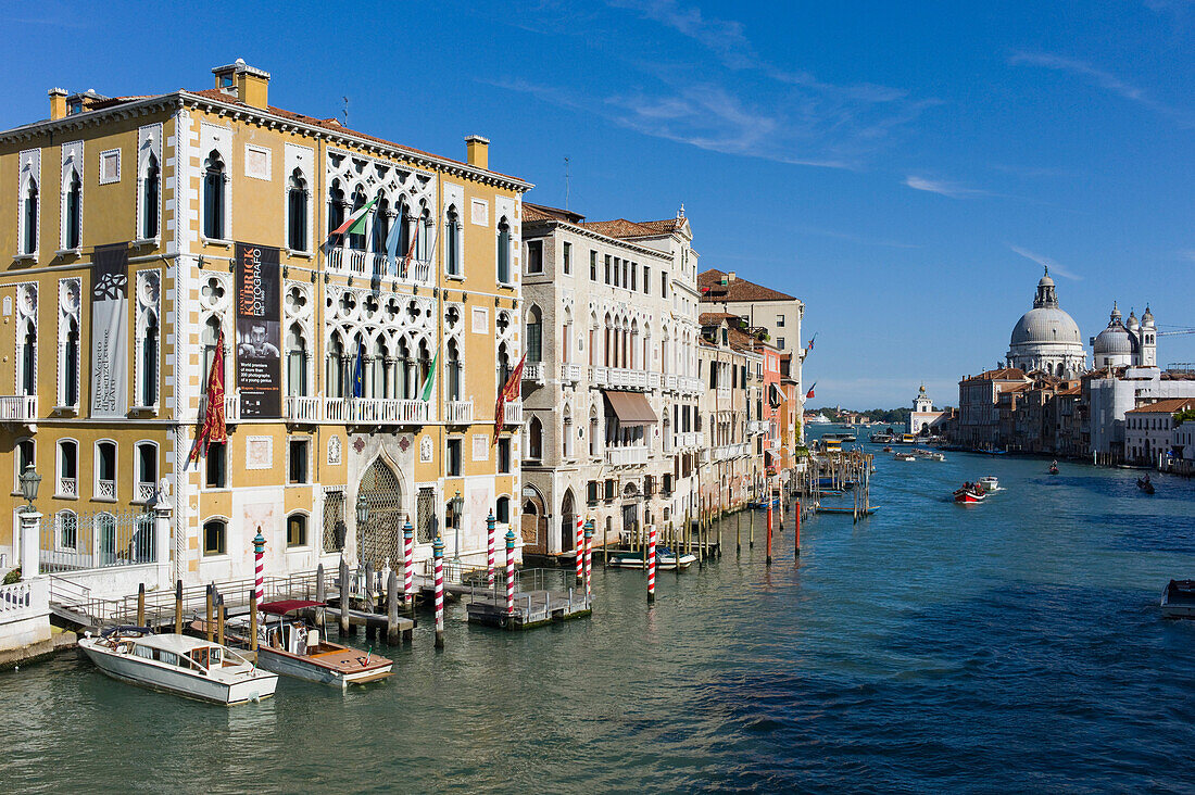 Blick auf Canal Grande von Ponte dell' Accademia Brücke, mit Chiesa di Santa Maria della Salute Kirche im Hintergrund, Venedig, Venetien, Italien, Europa