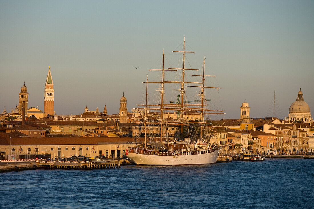 Großsegler Kreuzfahrtschiff Sea Cloud, Sea Cloud Cruises, liegt an der Pier am Canale della Giudecca, Venedig, Venetien, Italien, Europa
