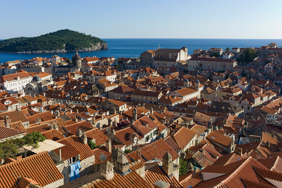 Blick von Stadtmauer auf Altstadt, Dubrovnik, Dalmatien, Kroatien, Europa
