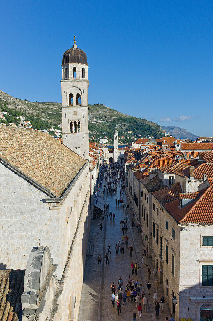Blick von Stadtmauer auf Altstadt, Franziskanerkloster im Hintergrund, Dubrovnik, Dalmatien, Kroatien, Europa