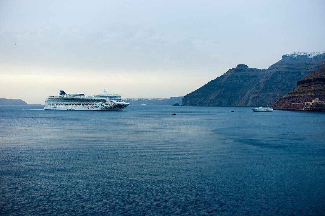 Norwegian Cruise Line liegt auf Reede in der Dämmerung, Kreuzfahrtschiff Norwegian Gem, Santorin, Kykladen, Griechenland, Europa