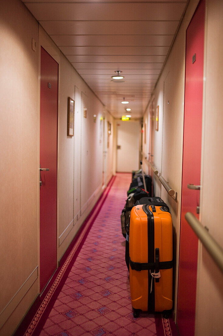 Koffer und Reisegepäck stehen im Gang von Kreuzfahrtschiff MS Delphin, Adria, nahe Kroatien, Europa