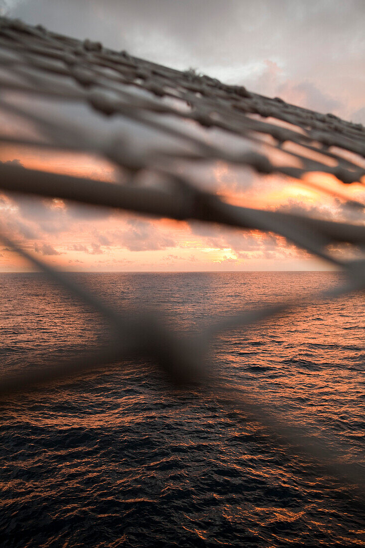 Blick in den Sonnenuntergang von an Bord Großsegler Kreuzfahrtschiff Star Flyer (Star Clippers Cruises), Pazifischer Ozean, nahe Costa Rica, Mittelamerika, Amerika