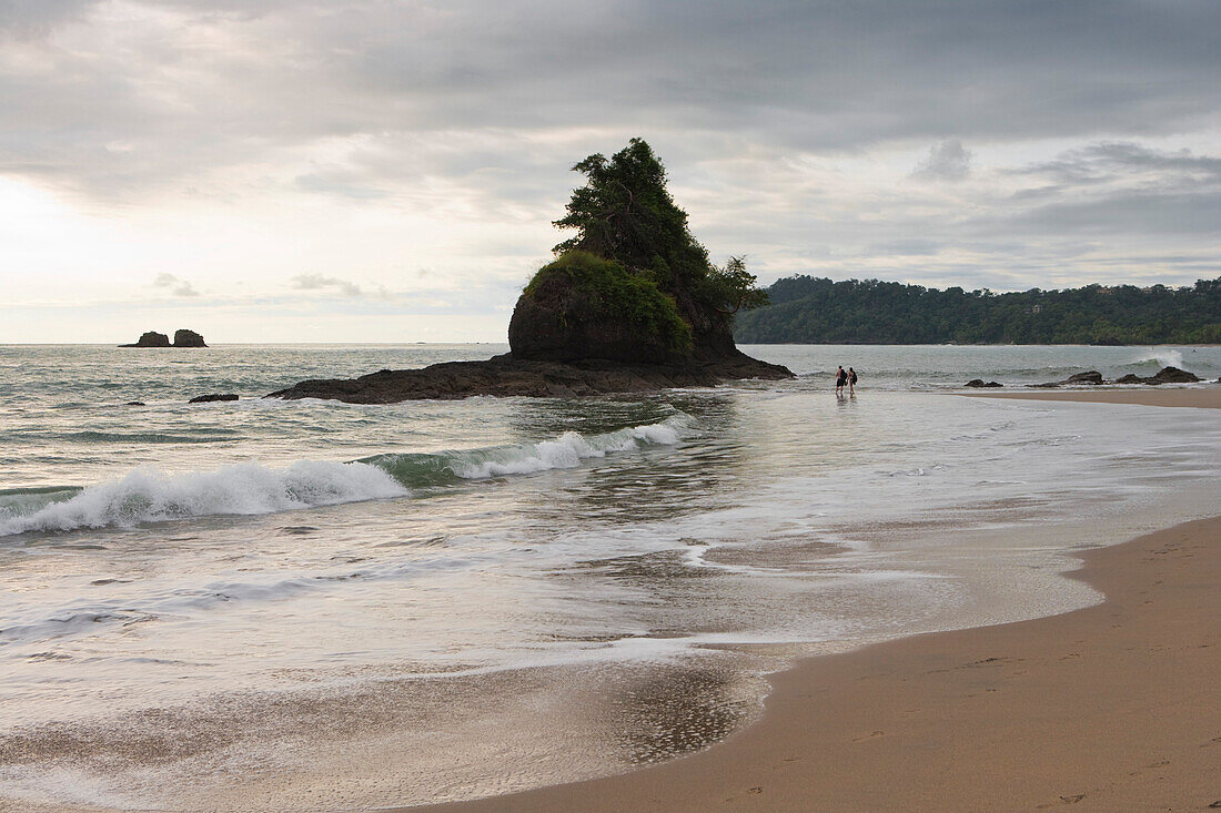 Paar läuft entlang Playa Espadilla Sur Strand im Manuel Antonio Nationalpark, Manuel Antonio, Puntarenas, Costa Rica, Mittelamerika, Amerika