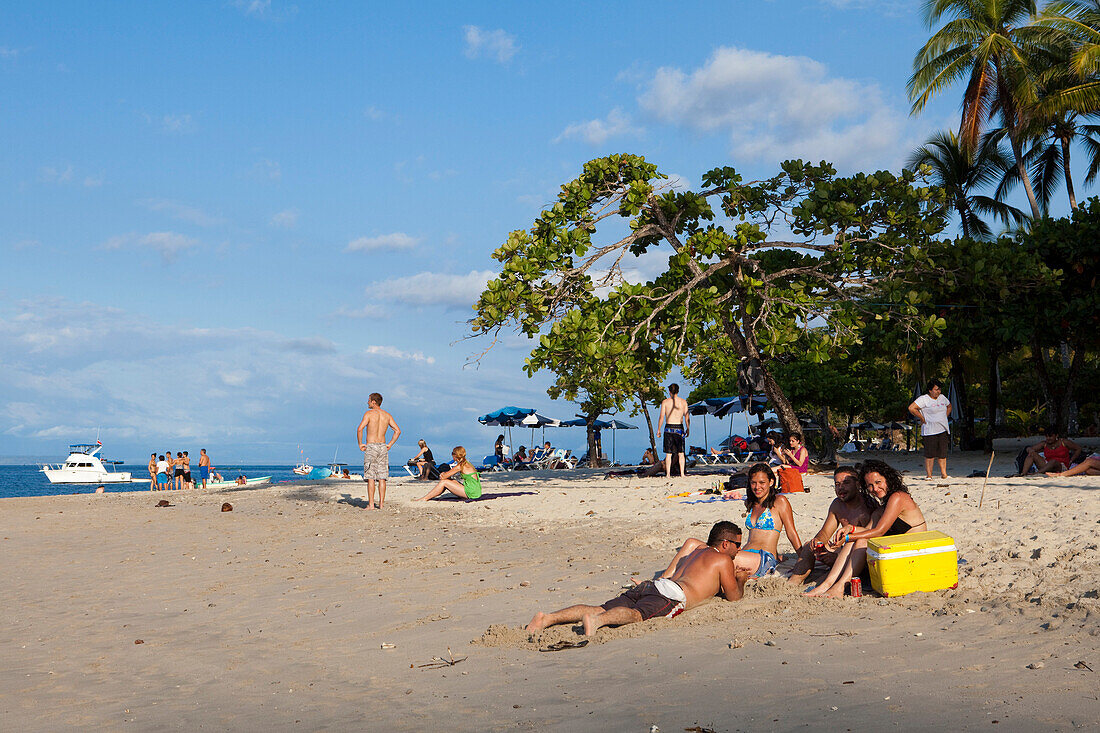 Menschen am Strand im Sonnenlicht, Isla Tortuga, Puntarenas, Costa Rica, Mittelamerika, Amerika